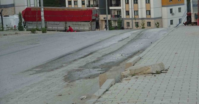 Paletli kepçeyi asfalta zarar vererek önlem almadan yürüten firmaya vatandaşlardan tepki