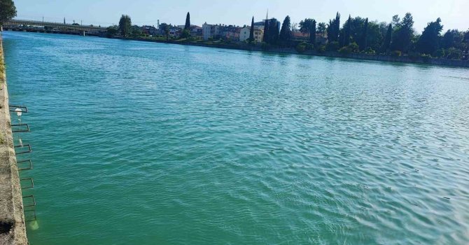 Adana’da serinlemek için girdiği nehirde kaybolan genç hastaneye kaldırıldı