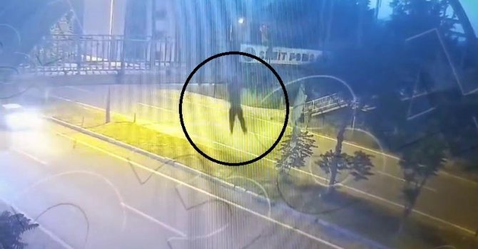 Üst geçitten atlayan 14 yaşındaki çocuğa otomobilin çarptığı anlar kamerada