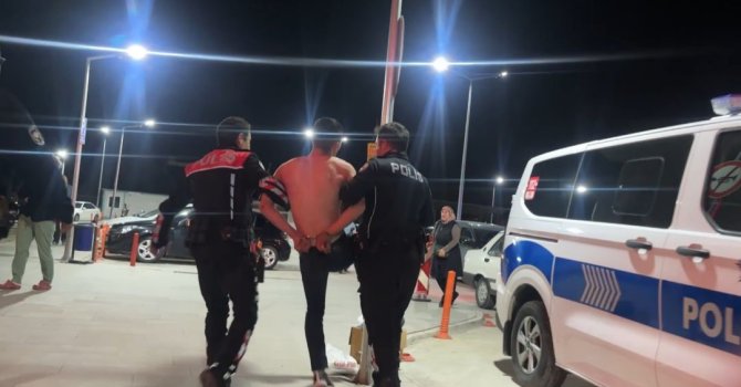 Tartıştığı arkadaşını bıçakladı, polis ekiplerine zor anlar yaşattı