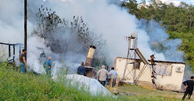 Yaşlı çiftin oturduğu ev yangında küle döndü