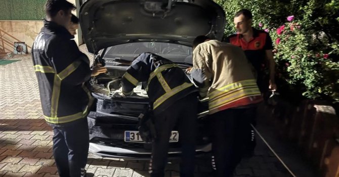 Antakya’da otomobilin motoruna giren kediyi itfaiye kurtardı