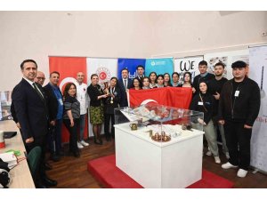 8 ülkenin katıldığı gastronomi yarışmasından Kahramanmaraşlı öğrenciler madalyalarla döndü
