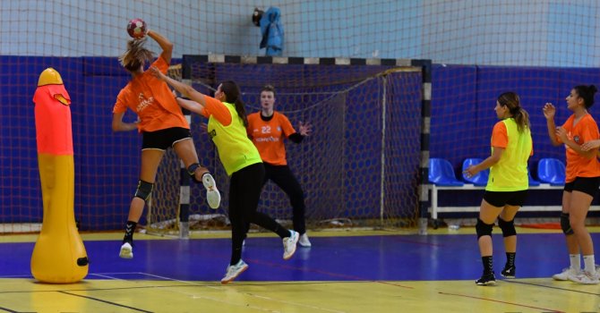 Lider Konyaaltı, seri peşinde