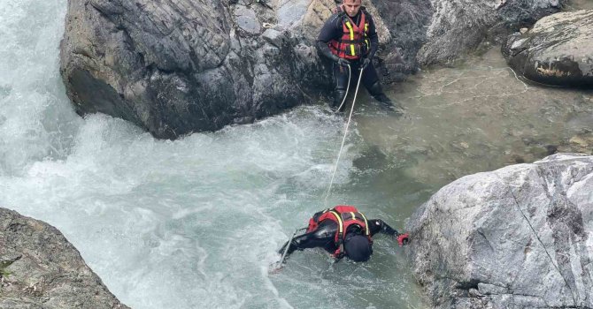 Akıntıya kapılarak kaybolan 9 yaşındaki Mendul’un cansız bedeni 3 kilometre uzaklıkta kütüğün altında çıktı