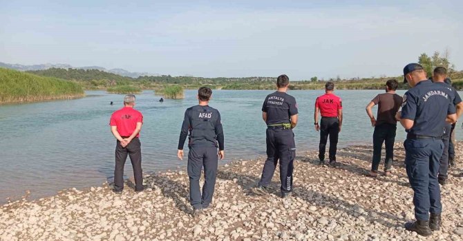 Serinlemek için Aksu Çayı’na giren 3 gençten biri akıntıya kapılarak kayboldu