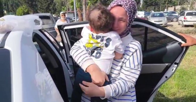 Otomobilde mahsur kalan evladına kavuşan anne gözyaşlarına boğuldu