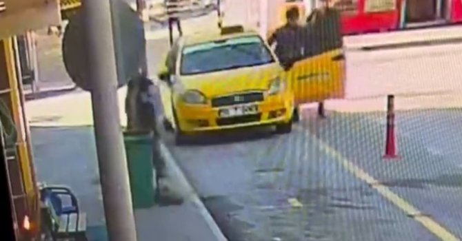Kontak anahtarı üzerinde bırakılan taksiyi alıp kaçmaya çalıştı, köşeyi dönemeden yakalandı