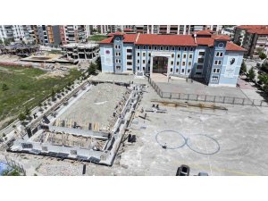 Isparta Belediyesi, 3 okula halı saha ve 1 okula kapalı spor salonu kazandırıyor