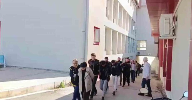 Kendilerini hakim, savcı ve polis olarak tanıtıp milyonluk vurgun yapan şebeke çökertildi