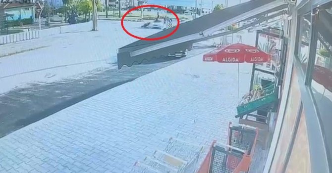 Otomobille çarpışan motosiklettekiler metrelerce savruldu: 2 ağır yaralı