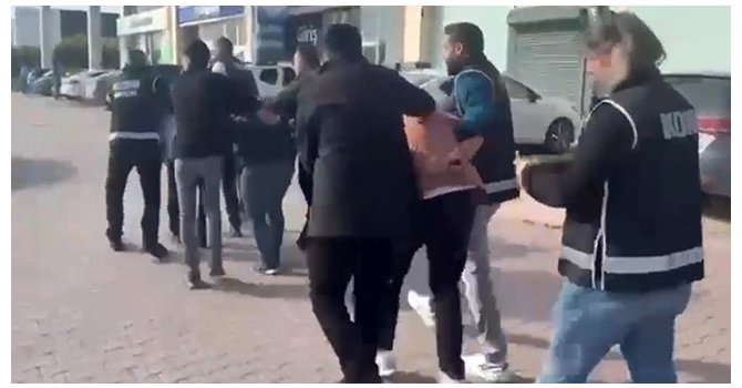 Ruhsatı bulunmayan işletmenin sahibinden 2 milyon TL alan şüphelilere yönelik operasyonun görüntüleri ortaya çıktı