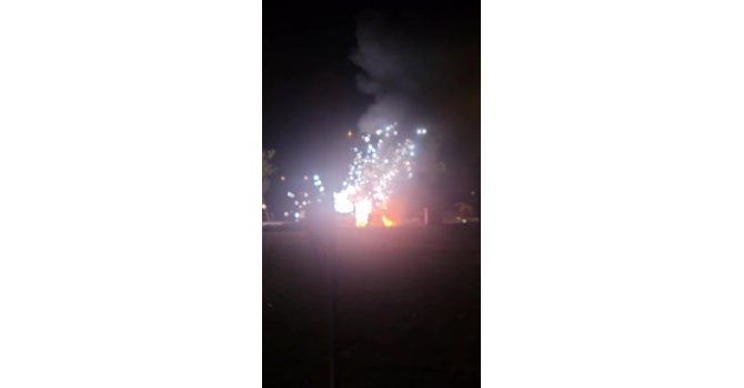 Tehlikeye aldırış etmeden yanan aracı kayda aldı