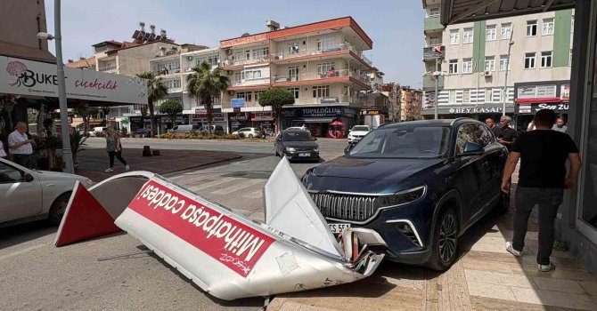 Önce otomobile ardından dev tabelaya çarptı, o anlar kameraya yansıdı