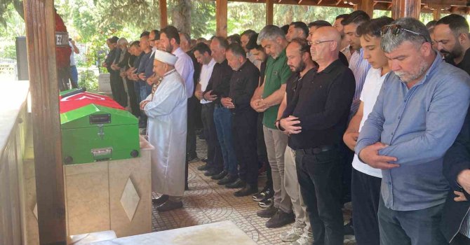 Girdiği denizde hayatını kaybeden genç hakem son yolculuğuna uğurlandı