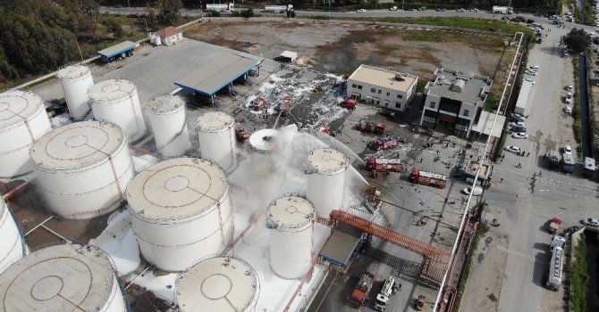 Mersin’de yağ fabrikasındaki yangın havadan görüntülendi