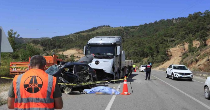 Mermer yüklü tırla kafa kafaya çarpışan otomobildeki çift hayatını kaybetti