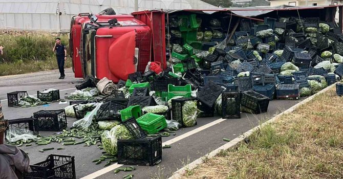 Antalya’da sebze yüklü kamyon ile motosiklet çarpıştı: 3 yaralı