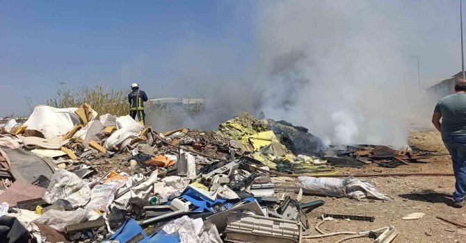 Boş araziye dökülen çöplerin sebep olduğu yangın korkuttu