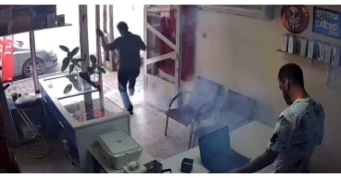Tamir edilen cep telefonunun bataryası patladı