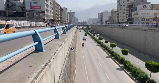 Ters yönde ilerleyerek çalan kornalara ve uyarılara aldırış etmeyen sürücü hayrete düşürdü