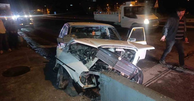 Bariyerlere çarpan otomobil sürücüsü kazanın ardından firar etti