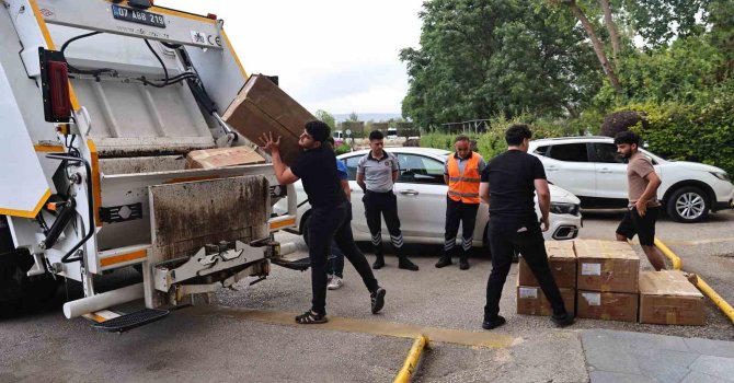 Otobüsle usulsüz taşınan yaklaşık 1 ton yoğurt Antalya otogarında imha edildi