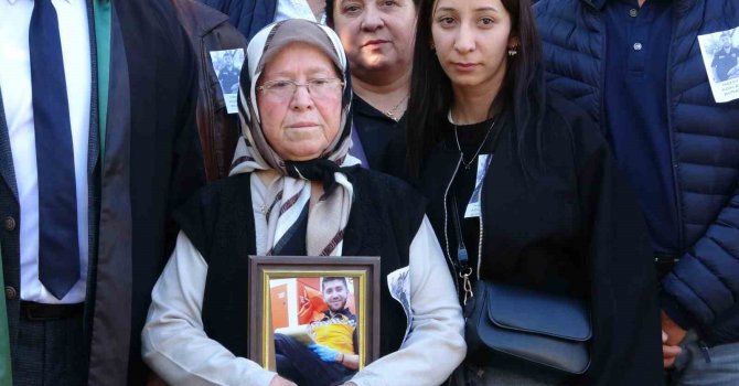 Duruşmaya oğlunun portresiyle gelen anne: "Ne olur bir an önce ceza verin de buralara gelmeyeyim"