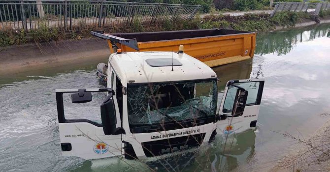 Kontrolden çıkan tır sulama kanalına düştü