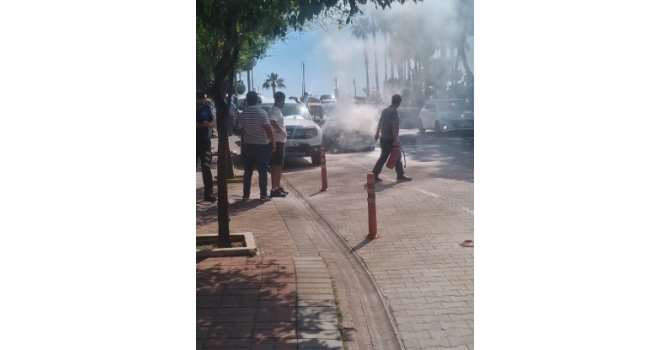 Alanya’da otomobilin motor kısmından dumanlar yükseldi, yangını vatandaş söndürdü