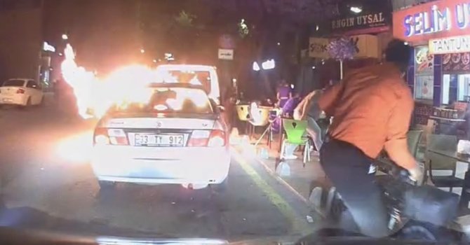 Mersin’de motor kısmından alev alan otomobil paniğe neden oldu