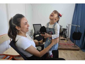 Kendi ayakları üzerinde durmayı başaran serebral palsi hastası Ada Su’nun annesine kendi elleriyle verdiği çiçek yürekleri ısıttı