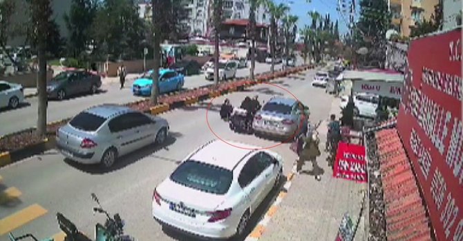 Park halindeki araca çarparak mopedden yere savrulan biri çocuk 2 kişi, sürücünün dikkatiyle ezilmekten kurtuldu