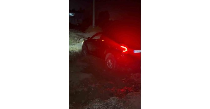 Kapatılan turizm yolundaki bariyerler kaldırılınca araçlar çukura düştü