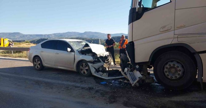 Otomobil ile tır kafa kafaya çarpıştı: Anne ve kızı öldü, baba ağır yaralandı