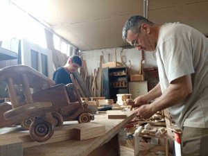 Atmaya kıyamadığı ahşapları sanat eserine çeviren 50 yıllık ustanın oyuncak arabaları ilgi görüyor