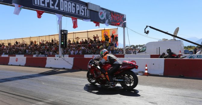 Kepez’de motodrag yarışları nefesleri kesti