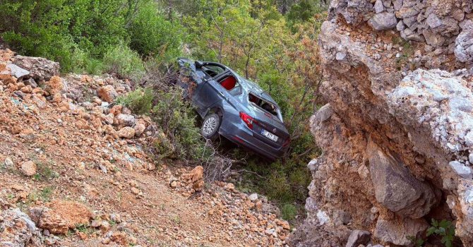 Otomobil şarampole yuvarlandı:3’ü çocuk 5 kişi yaralandı
