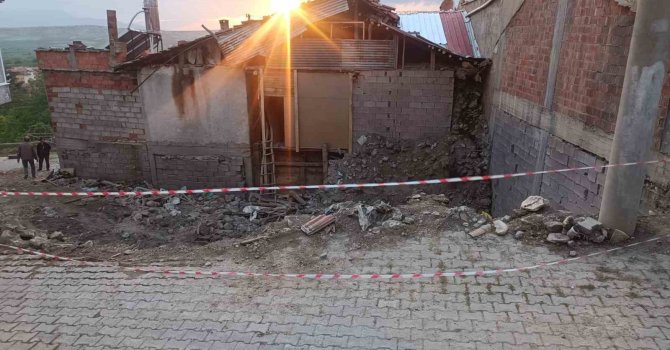 Yıkılan metruk evde oynayan çocuklar kurtuluş savaşına ait olduğu değerlendirilen el bombası buldu
