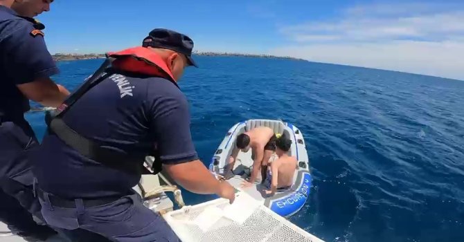 Şişme botları patlayan ve rüzgarla sürüklenen 2 genci sahil güvenlik ekipleri kurtardı