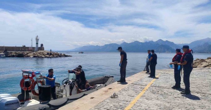 Tur teknesinde rahatsızlanan turistin yardımına deniz polisi yetişti