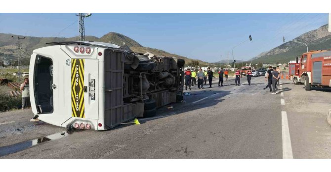 Mersin’de öğrenci servisi devrildi: 17 yaralı