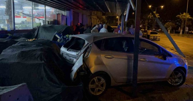 Osmaniye’de kontrolden çıkan otomobil marketin manav bölümüne girdi