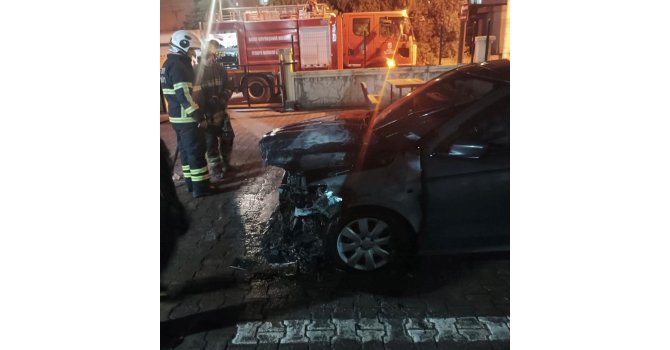 Dörtyol’da otomobilin motor kısmından alevler yükseldi