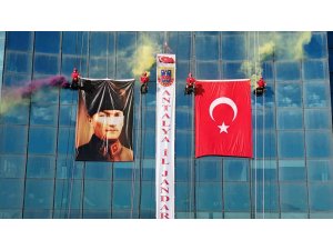 Antalya’da JAK timi, halatla sarktıkları 64 metre yükseklikte Türk bayrağı açtı