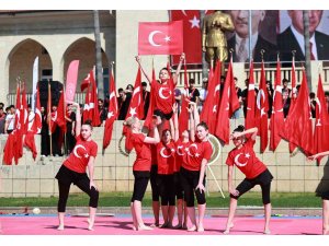 Mersin’de Gençlik Bayramı renkli gösterilerle kutlandı