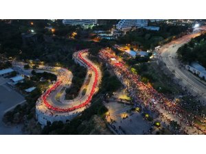 Antalya’da 400 metrelik Türk bayrağıyla fener alayı