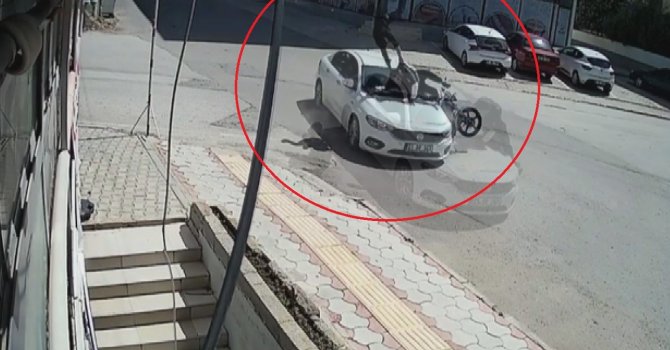 Otomobile ok gibi saplanan motosikletteki 2 kişinin havaya savrulduğu anlar kamerada