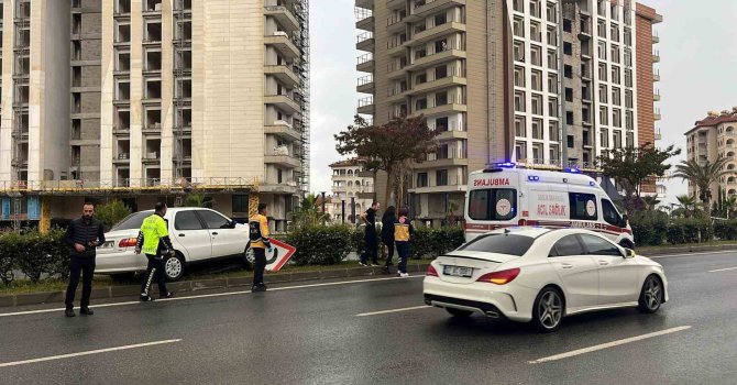 Alanya’da kontrolden çıkan otomobil refüje çıktı