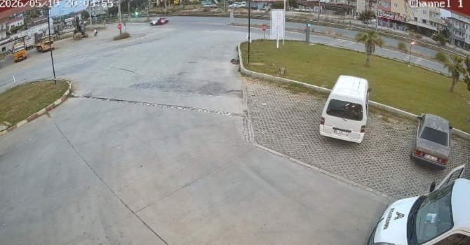 Kavşakta otomobile çarpan motosikletteki 2 kişi yaralandı